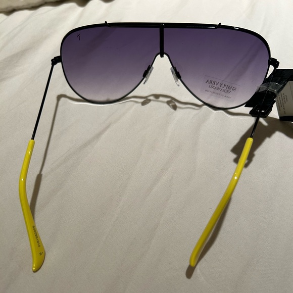 Vera Wang Sunglassss - Picture 3 of 4